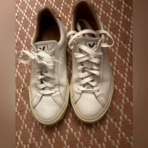 Womens Vejas- size 7